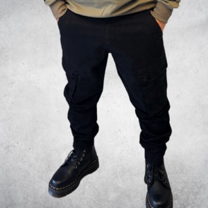 Pantaloni neri con tasche laterali e zip alle caviglie