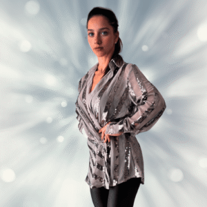 Camicia a righe con paillettes e scollo a V