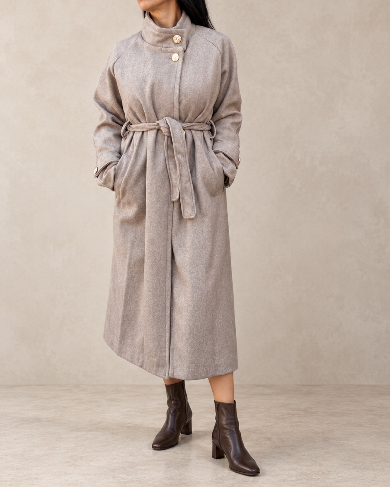 Cappotto lungo con cintura e bottoni dorati - immagine 2