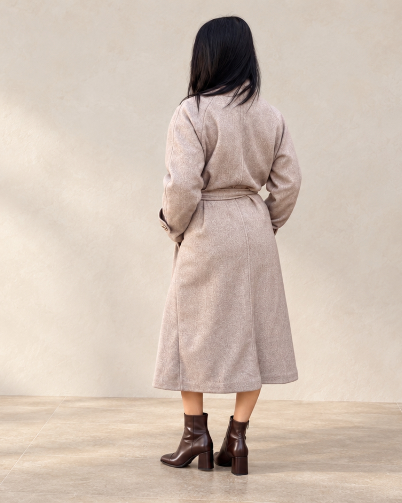 Cappotto lungo con cintura e bottoni dorati - immagine 3