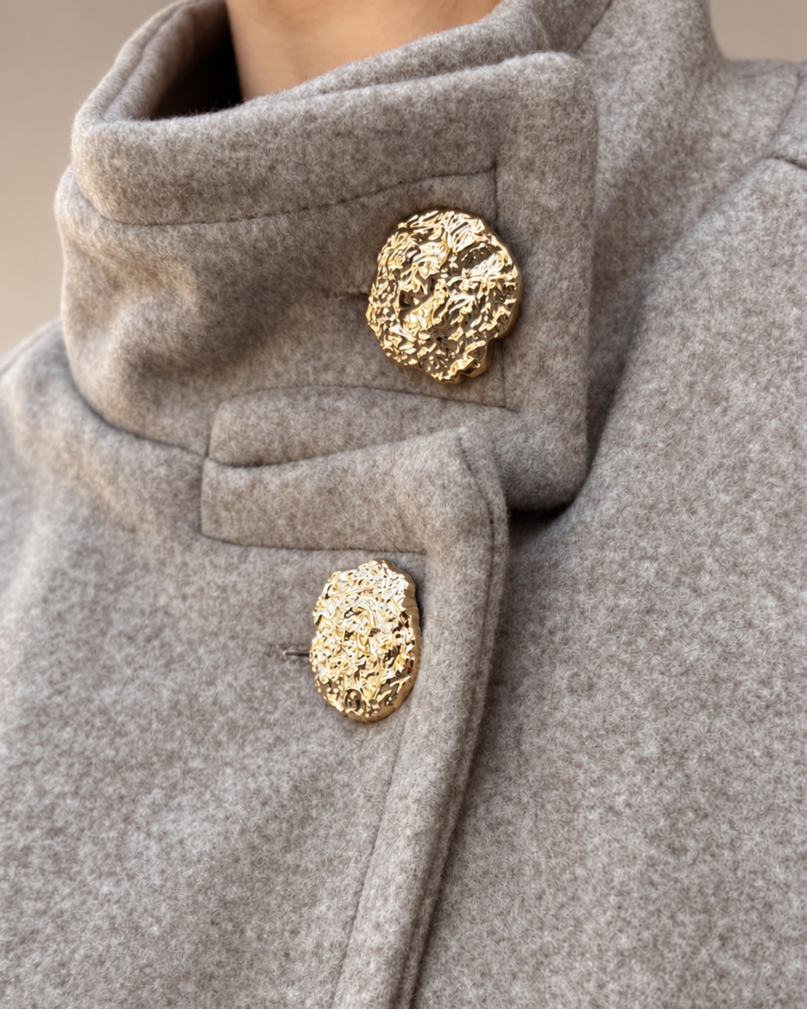 Cappotto lungo con cintura e bottoni dorati - immagine 4