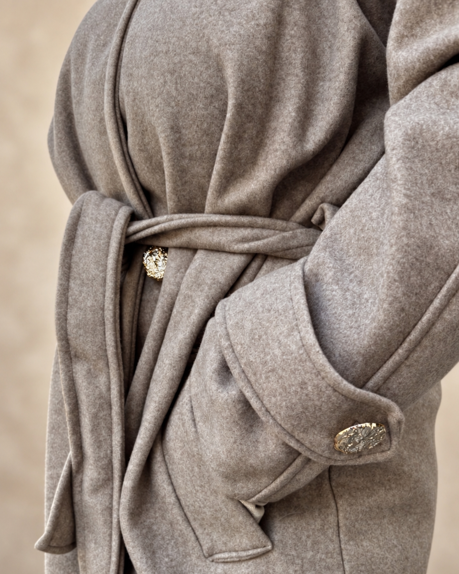 Cappotto lungo con cintura e bottoni dorati - immagine 5