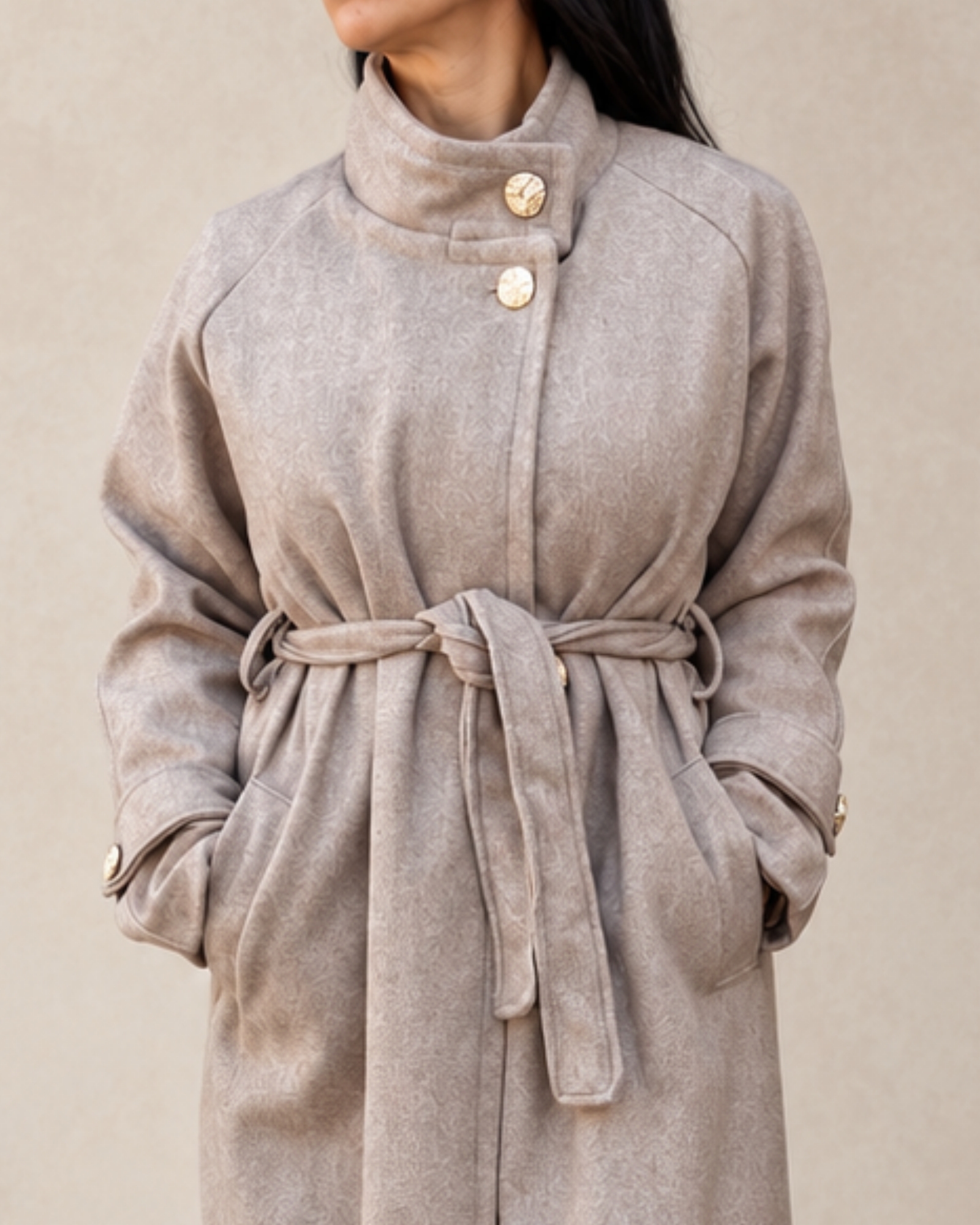 Cappotto lungo con cintura e bottoni dorati