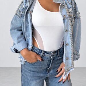 Giacca in jeans con borchie e dettagli neri