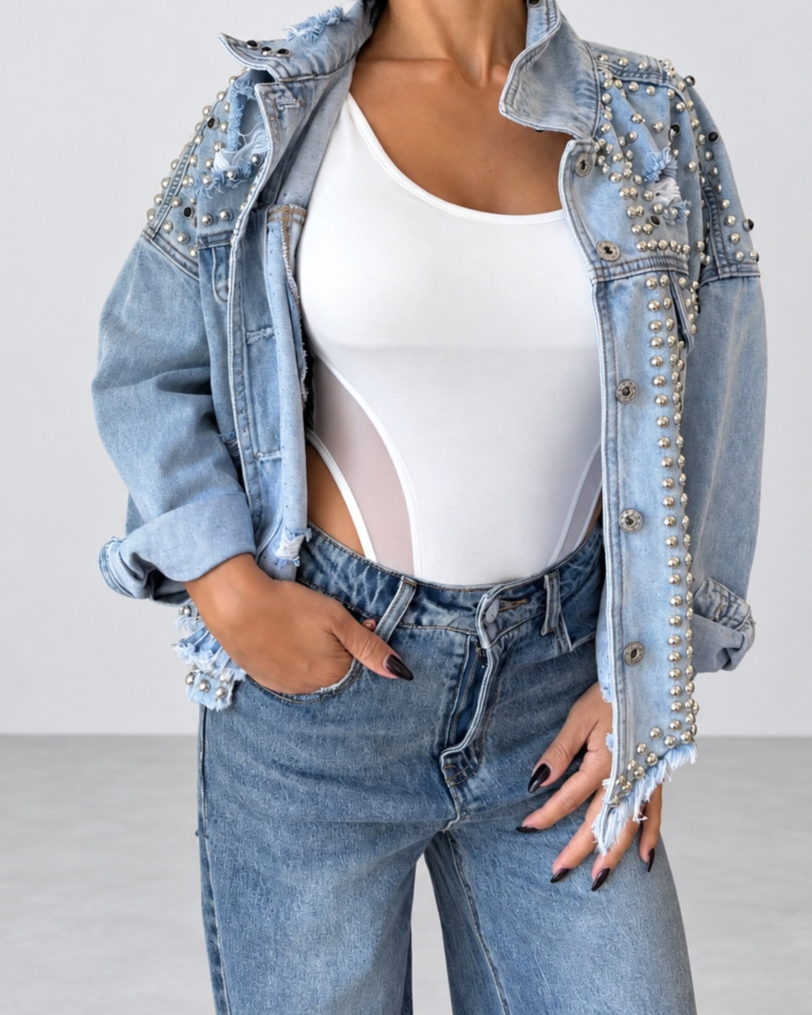 Giacca in jeans con borchie e dettagli neri
