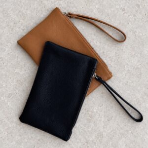 Pochette in vera pelle con laccetto da polso