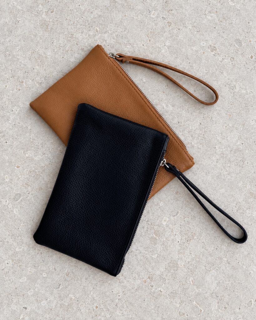 Pochette in vera pelle con laccetto da polso
