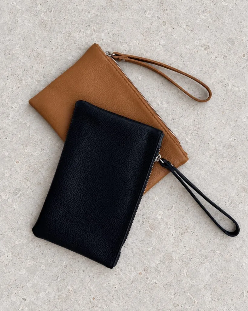 Pochette in vera pelle con laccetto da polso